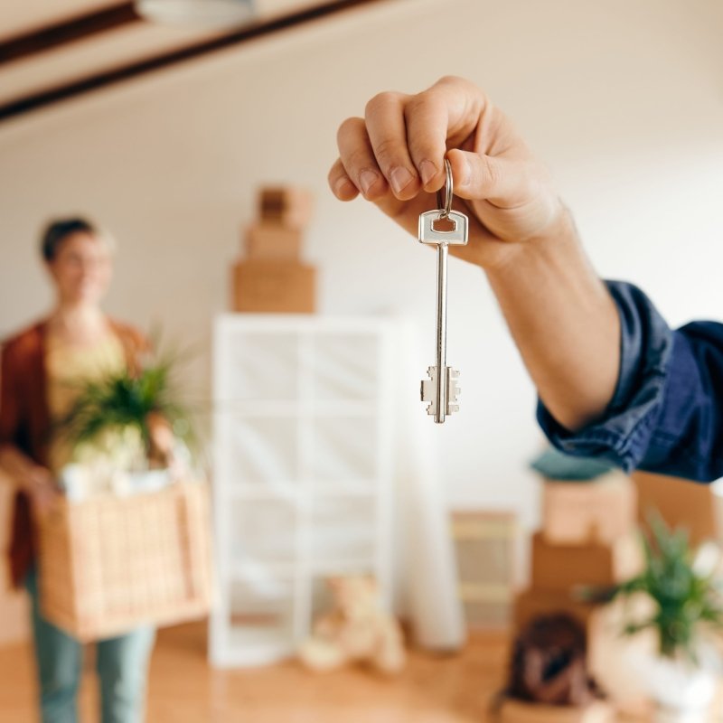 closeup-man-holding-key-his-new-home (1)